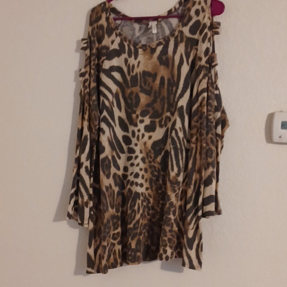 Long sleeve leopard print top